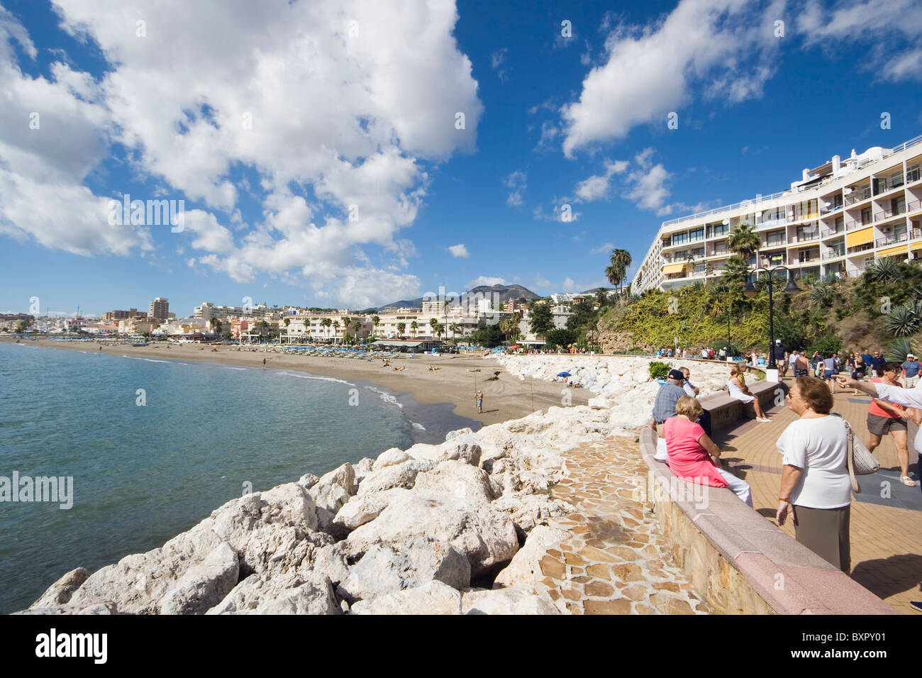 Vue de la plage de la Carihuela et la promenade. Torremolinos, Malaga, Costa del Sol, Espagne. Banque D'Images