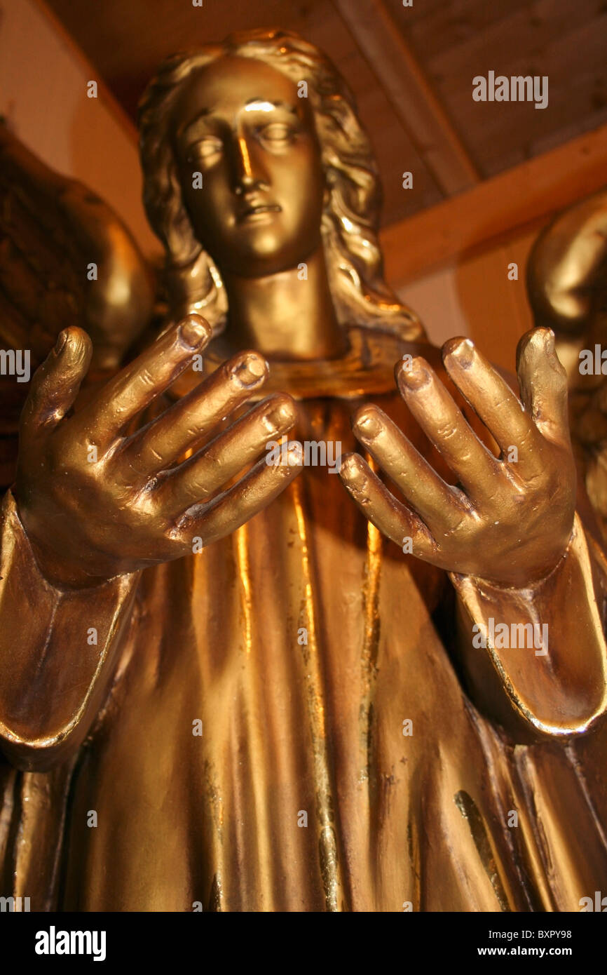 Statue de l'ange d'or tendre la main. Banque D'Images