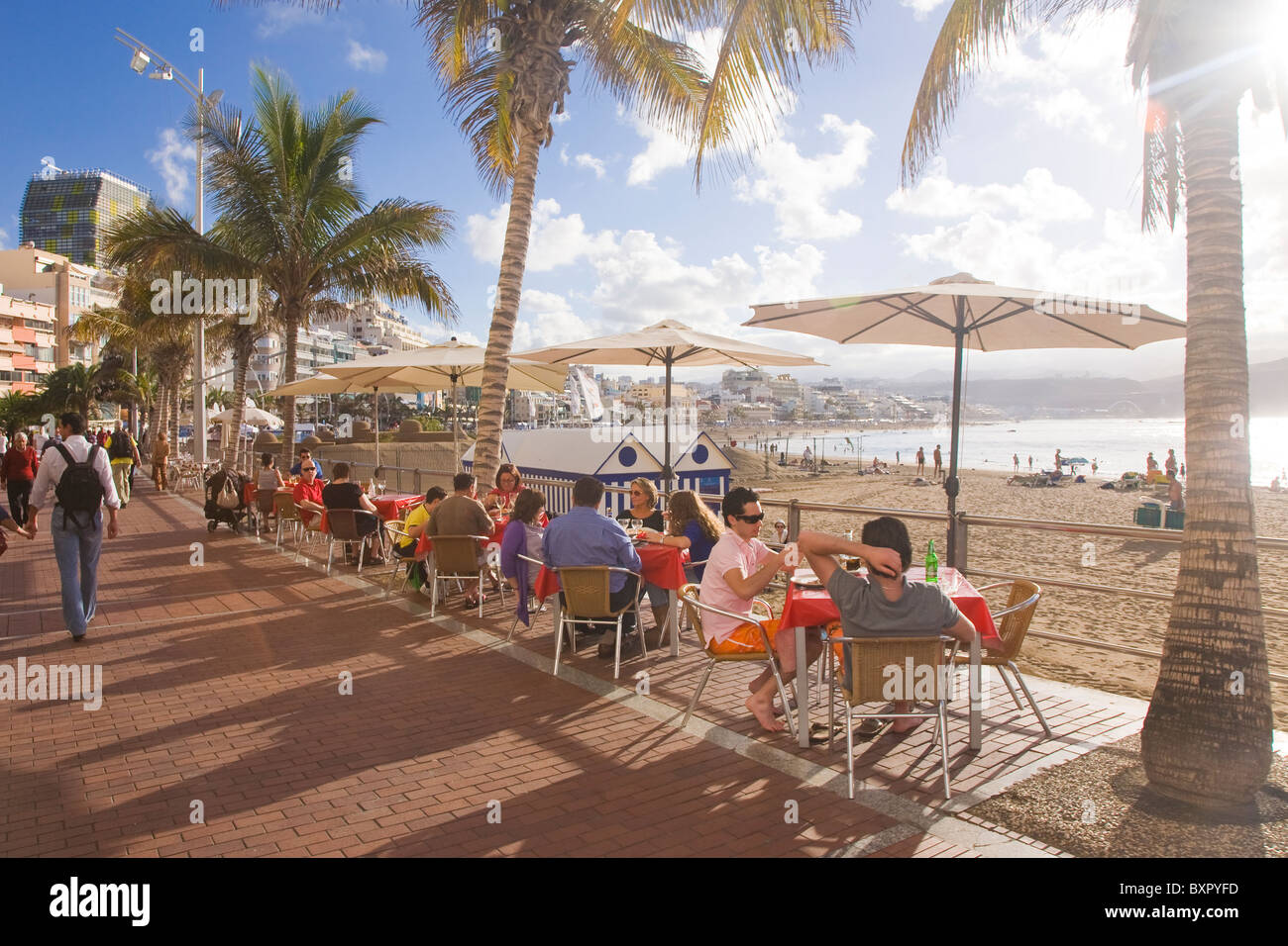 La plage vue de la promenade. Banque D'Images