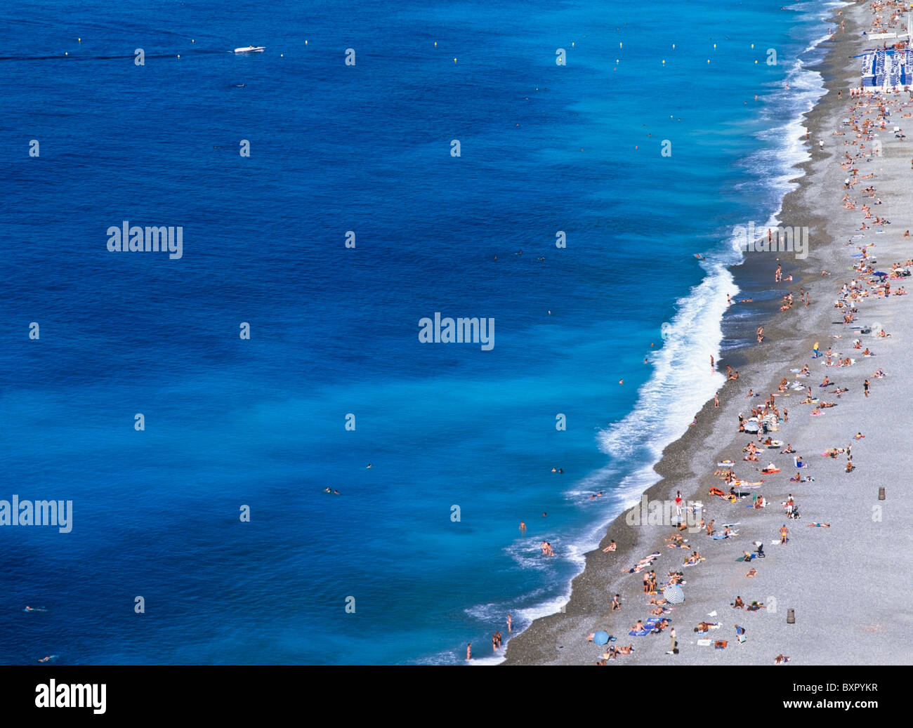 Les gens sur la plage, vue aérienne Banque D'Images