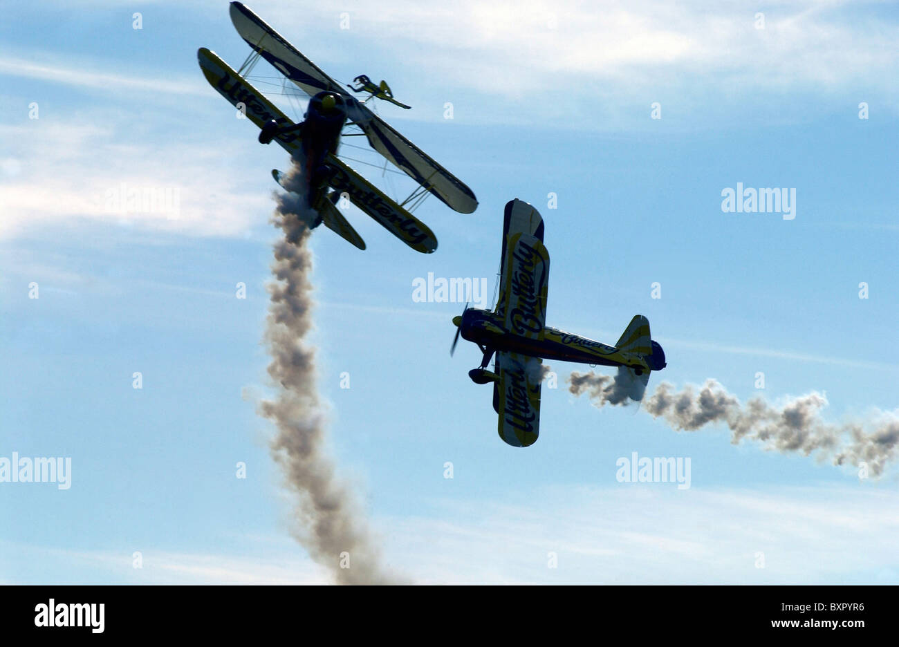 Deux biplans stunt, l'un avec une aile-interprète marche Banque D'Images