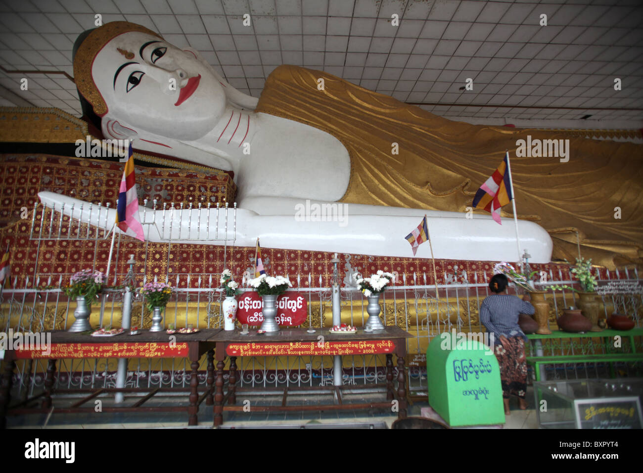 Seinthalyaung Temple, un grand Bouddha couché à Bago, le Myanmar. (Birmanie) Banque D'Images