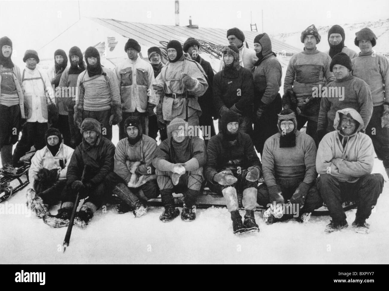 ROBERT FALCON SCOTT (1868-1912) Deuxième rangée centre à balaclava avec les membres de la malheureuse expédition Antarctique Britannique en 1912 Banque D'Images