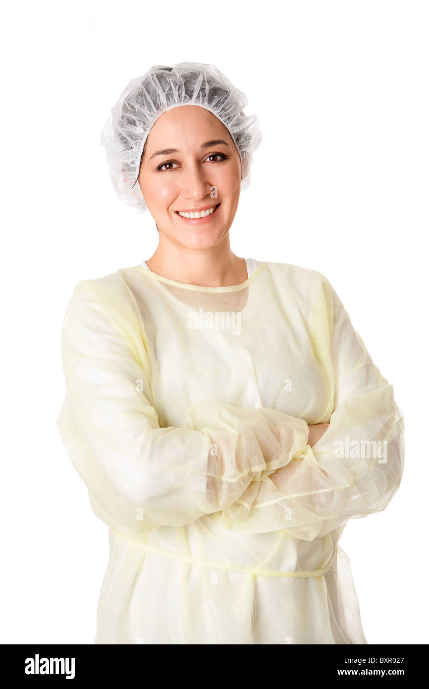Happy smiling female medical assistant pour l'équipe chirurgicale ou un dentiste avec des gommages et filet à cheveux debout, les bras croisés. Banque D'Images