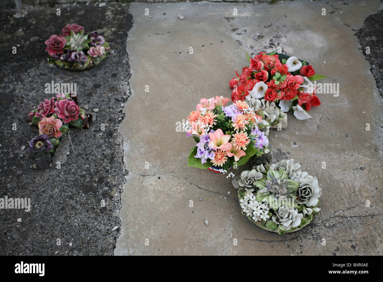 Fleurs artificielles et en céramique sur une tombe dans le cimetière de  Die, en France Photo Stock - Alamy