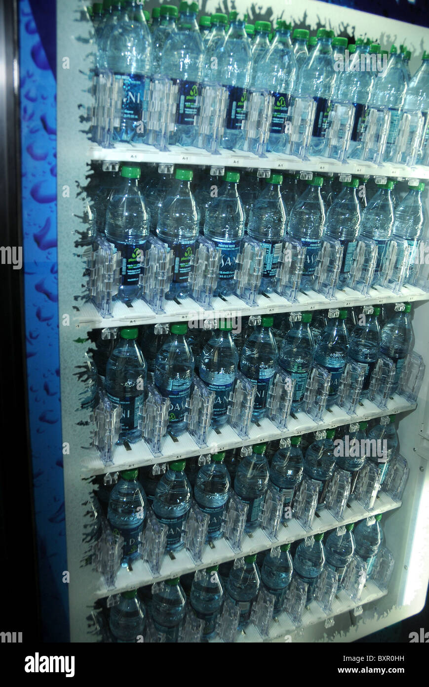 Un distributeur automatique rempli d'eau en bouteille. Banque D'Images