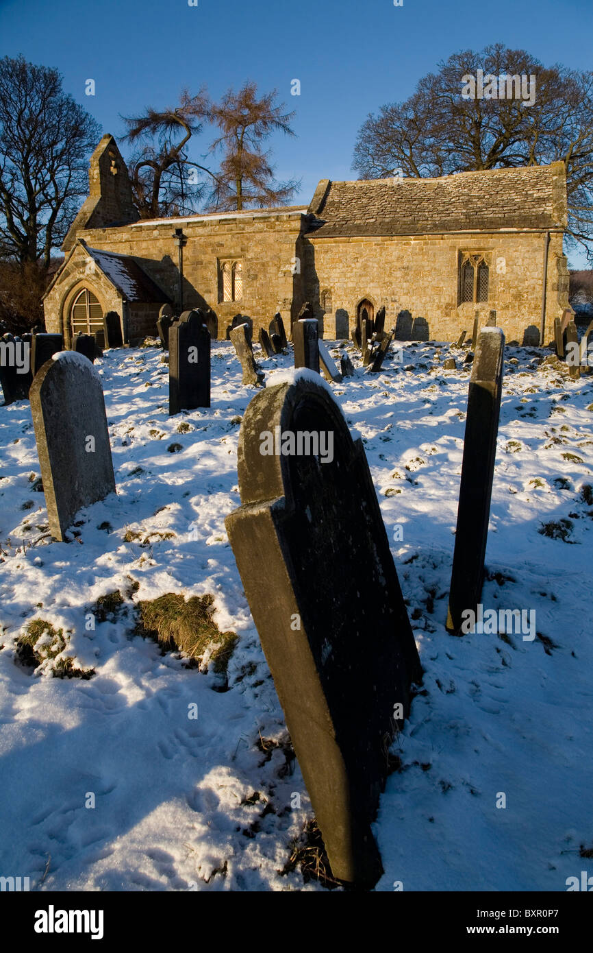 Cimetière de l'église St Mary Magdalene en hiver près de Over Silton Village North Yorkshire Angleterre Banque D'Images
