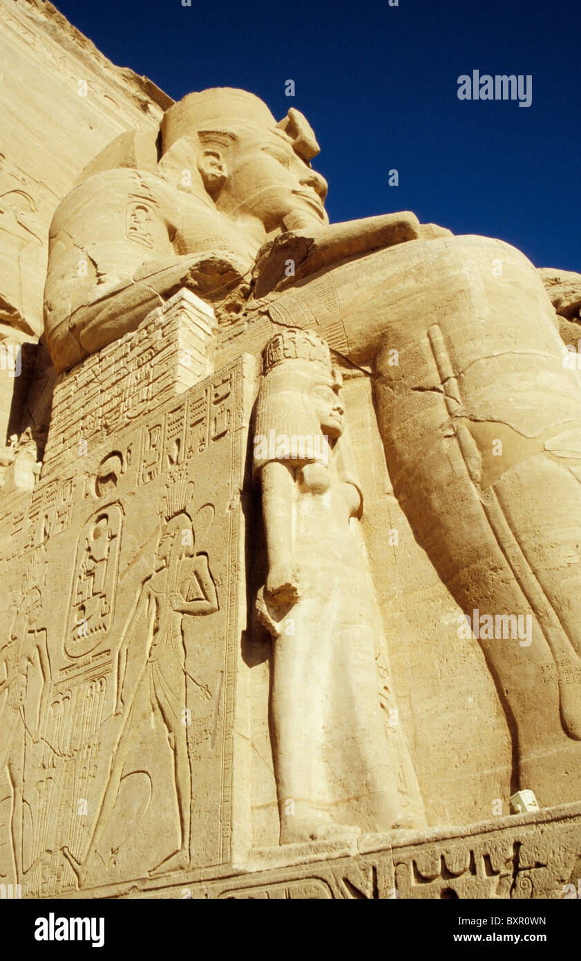 Statue de Ramsès II et sa femme au Grand Temple de Ramsès II, Abou Simbel Banque D'Images