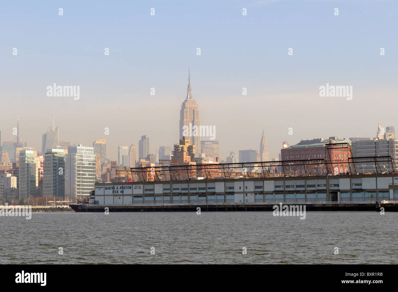 L'Empire State Building avec Greenwich Village et de la rivière Hudson à l'avant-plan. Banque D'Images