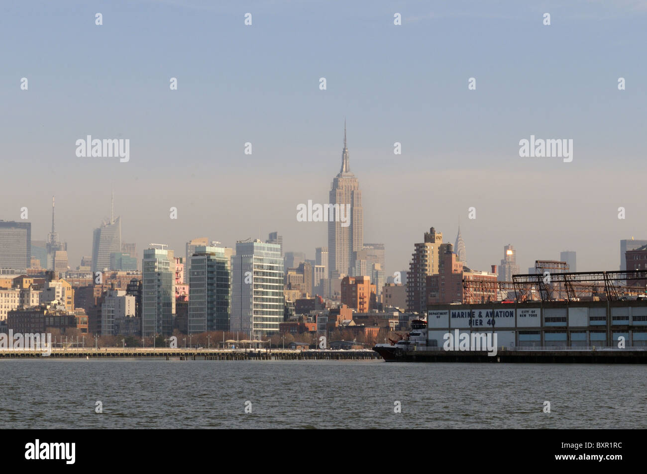 New York City's Empire State Building avec Greenwich Village et de la rivière Hudson à l'avant-plan. Banque D'Images