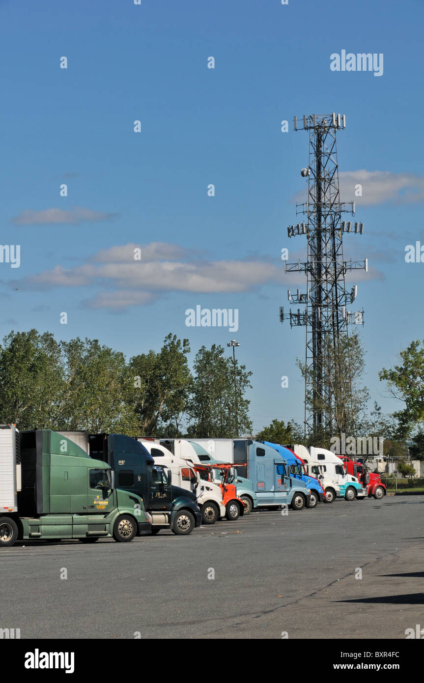 Les semiremorques colorées au New Jersey truck stop Photo Stock Alamy
