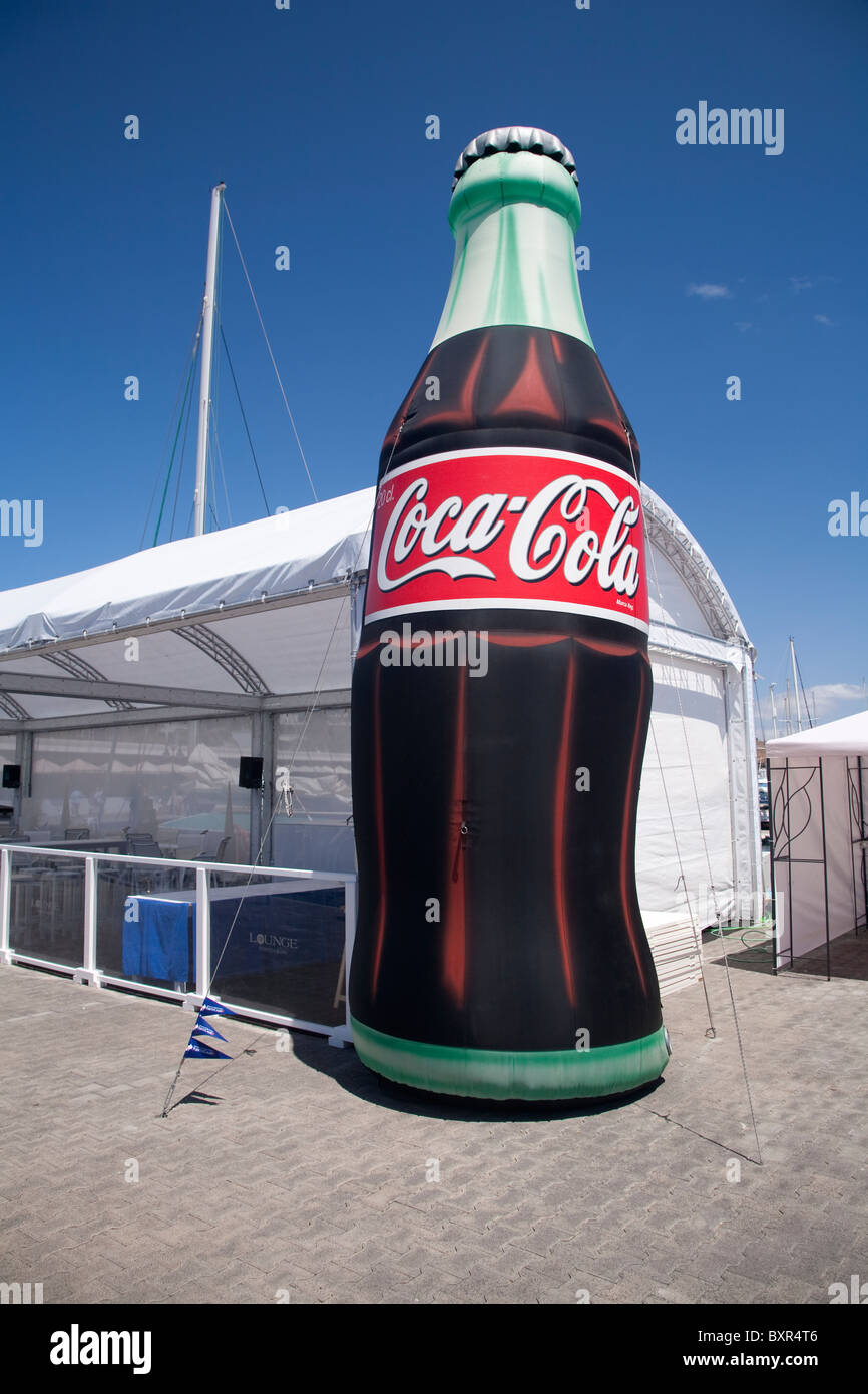 Bouteille de coke gonflables géants à Marina de Puerto Calero, Lanzarote Banque D'Images