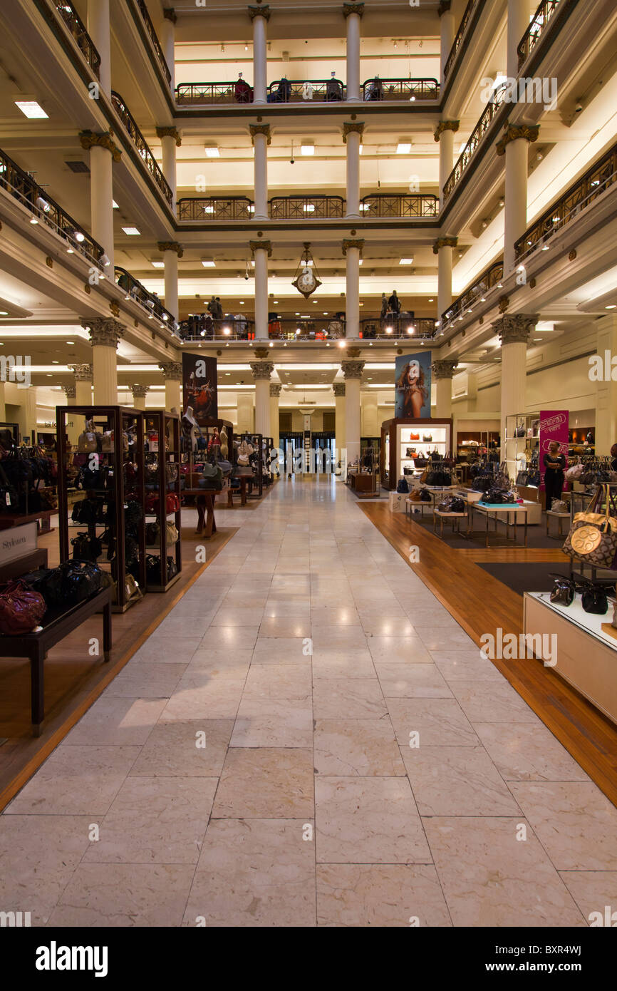 L'intérieur du nord-ouest de l'atrium, Marshall Field and Company Building, maintenant Macy's, State Street, Chicago, Illinois, États-Unis Banque D'Images
