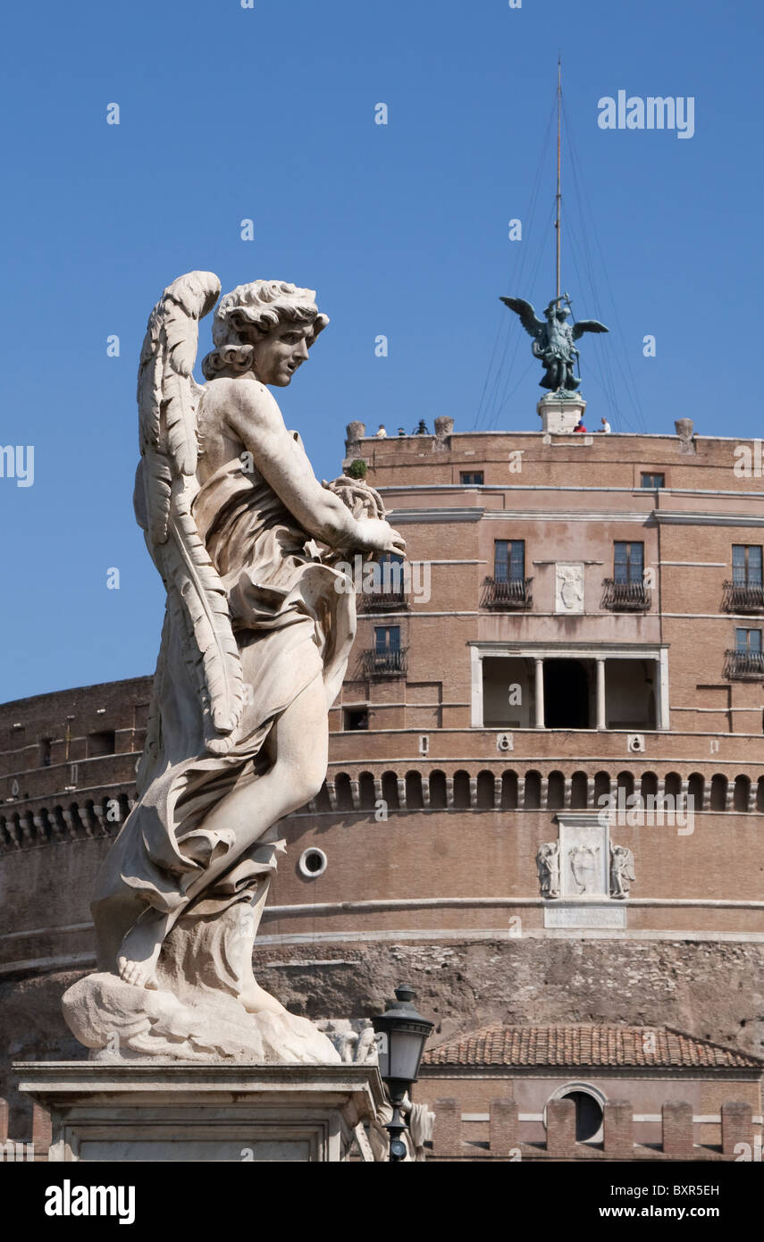 Ange à la Couronne d'épines sur le Ponte Sant'Angelo avec Castel Sant'Angelo dans l'arrière-plan, Rome Italie Banque D'Images