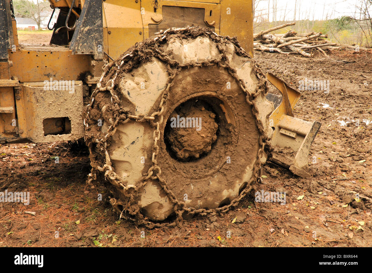 Couvert de boue roue avec les chaînes sur le tracteur de journalisation,  Belfast, Maine Photo Stock - Alamy