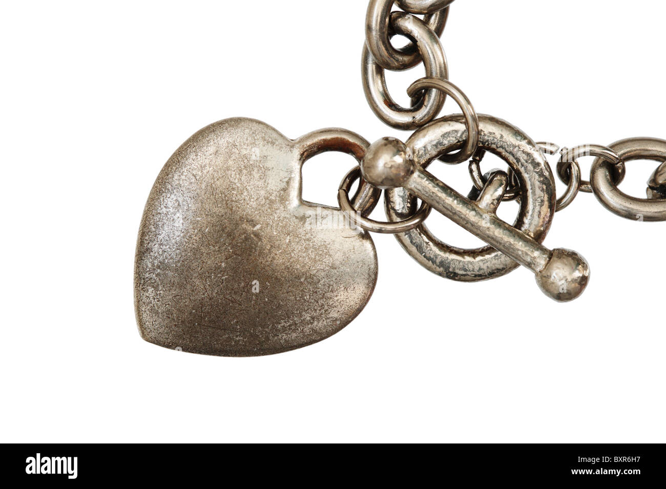 Old Silver Heart Charm sur une chaîne isolé sur fond blanc Banque D'Images