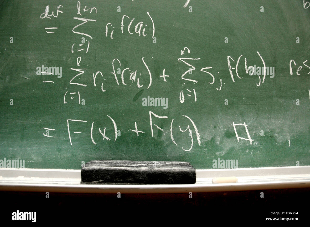 Détail d'un tableau sur les mathématiques écrites en craie. Banque D'Images