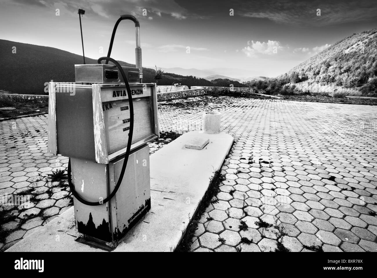 Ancienne gare désaffectée et pompe à essence, sur la frontière du Kosovo et de la Macédoine (en Macédoine) Banque D'Images
