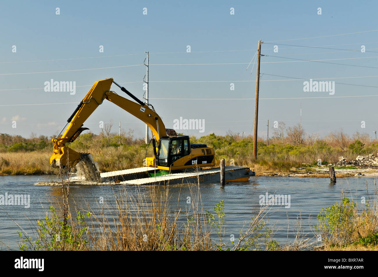 Pelle flottante un canal sur le dragage du fleuve Mississippi delta, La Nouvelle-Orléans, Louisiane Banque D'Images