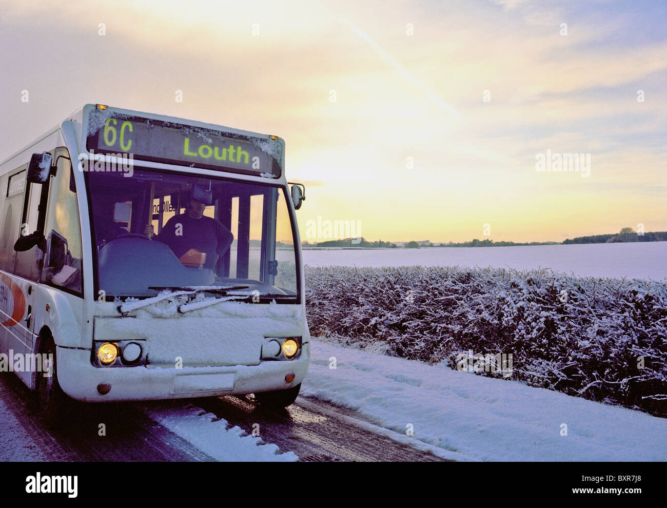 Un bus dans le Lincolnshire en fin d'après-midi neige Banque D'Images