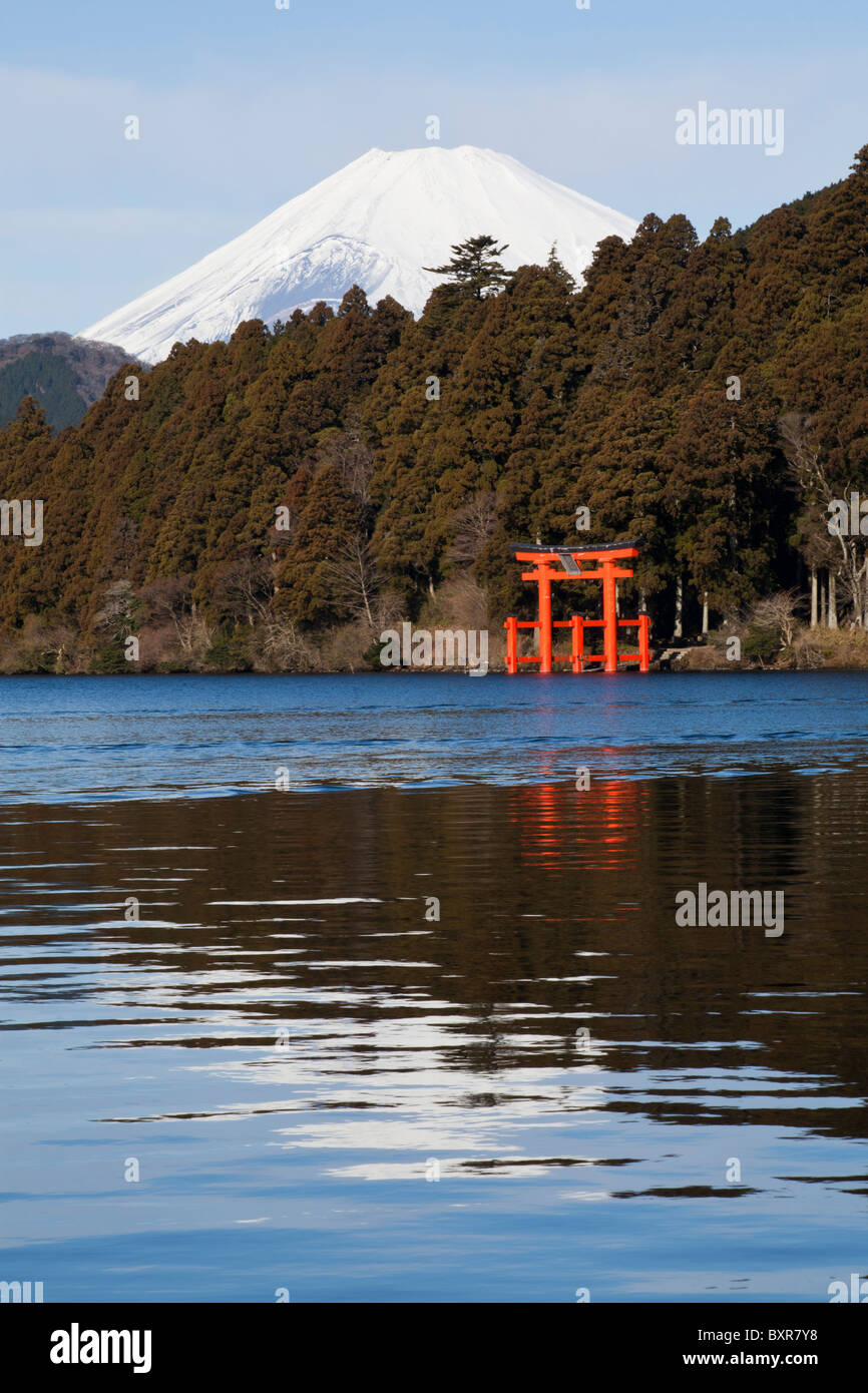 Le lac Ashi ou lac Ashinoko est connu pour ses vues sur le Mt. Dans Fuji Fuji Hakone National Park. Banque D'Images