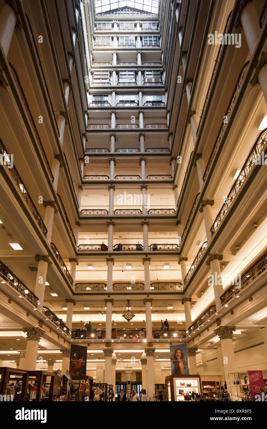 L'intérieur du nord-ouest de l'atrium, Marshall Field and Company Building, maintenant Macy's, State Street, Chicago, Illinois, États-Unis Banque D'Images