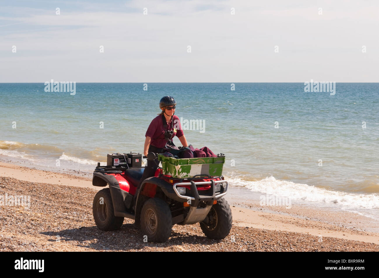 Un garde de la plage des patrouilles sur un quad à Benacre , Suffolk , Bretagne , France Banque D'Images