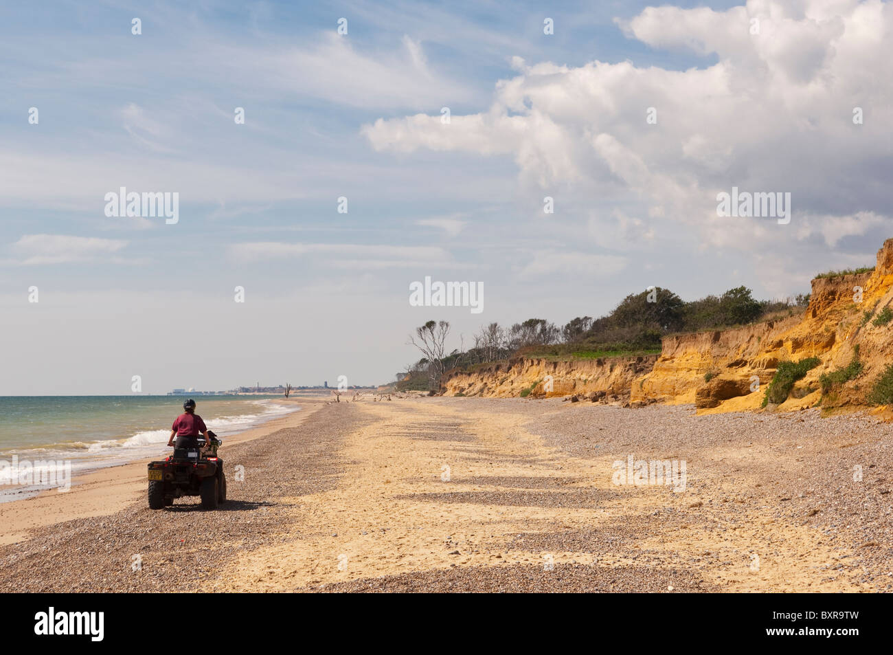 Un garde de la plage des patrouilles sur un quad à Benacre , Suffolk , Bretagne , France Banque D'Images