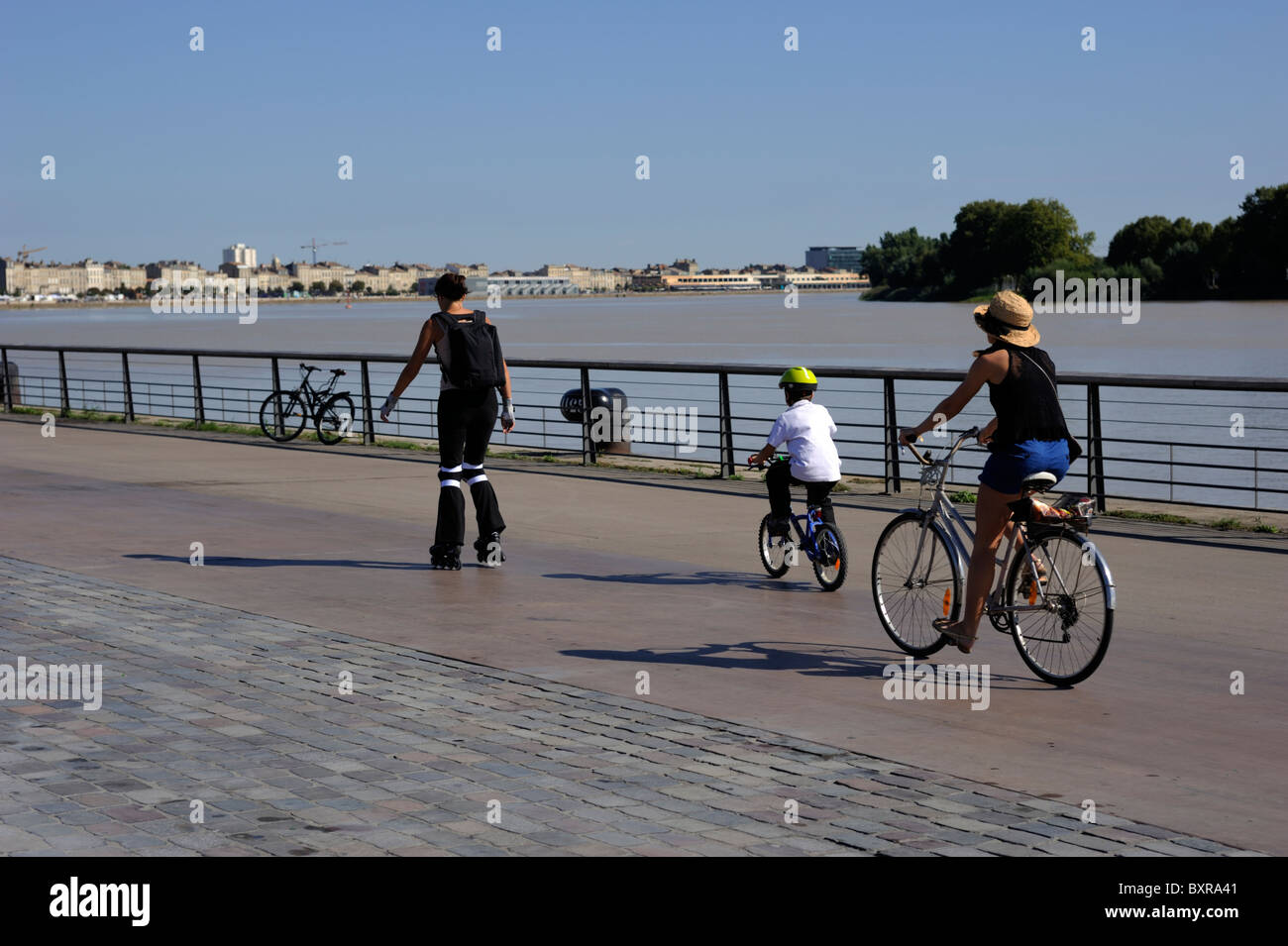 France, Bordeaux, promenade de la Garonne, vélos Banque D'Images