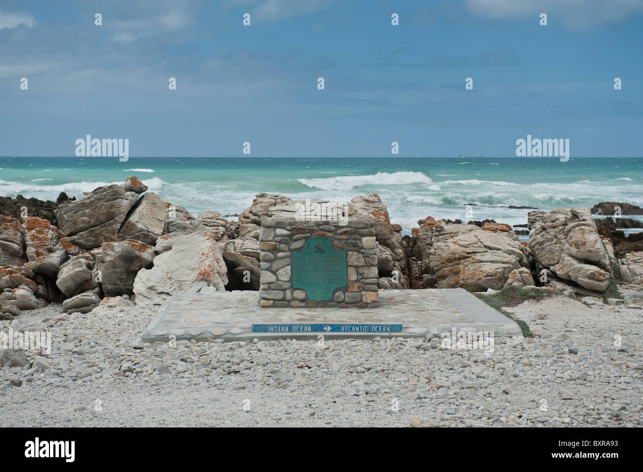 Le Monument à cap Agulhas qui marque la ligne de démarcation entre les océans Atlantique et Indien. L'Afrique du Sud, d'Overberg Banque D'Images