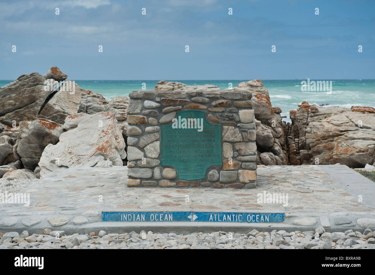Le Monument à cap Agulhas qui marque la ligne de démarcation entre les océans Atlantique et Indien. L'Afrique du Sud, d'Overberg Banque D'Images