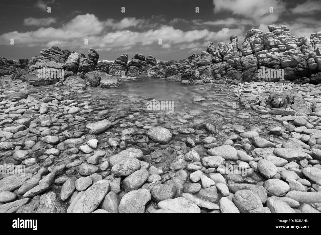 Des rochers et des cailloux le long de la côte, au Cap des aiguilles le point le plus sud de l'Afrique. L'Afrique du Sud, d'Overberg Banque D'Images