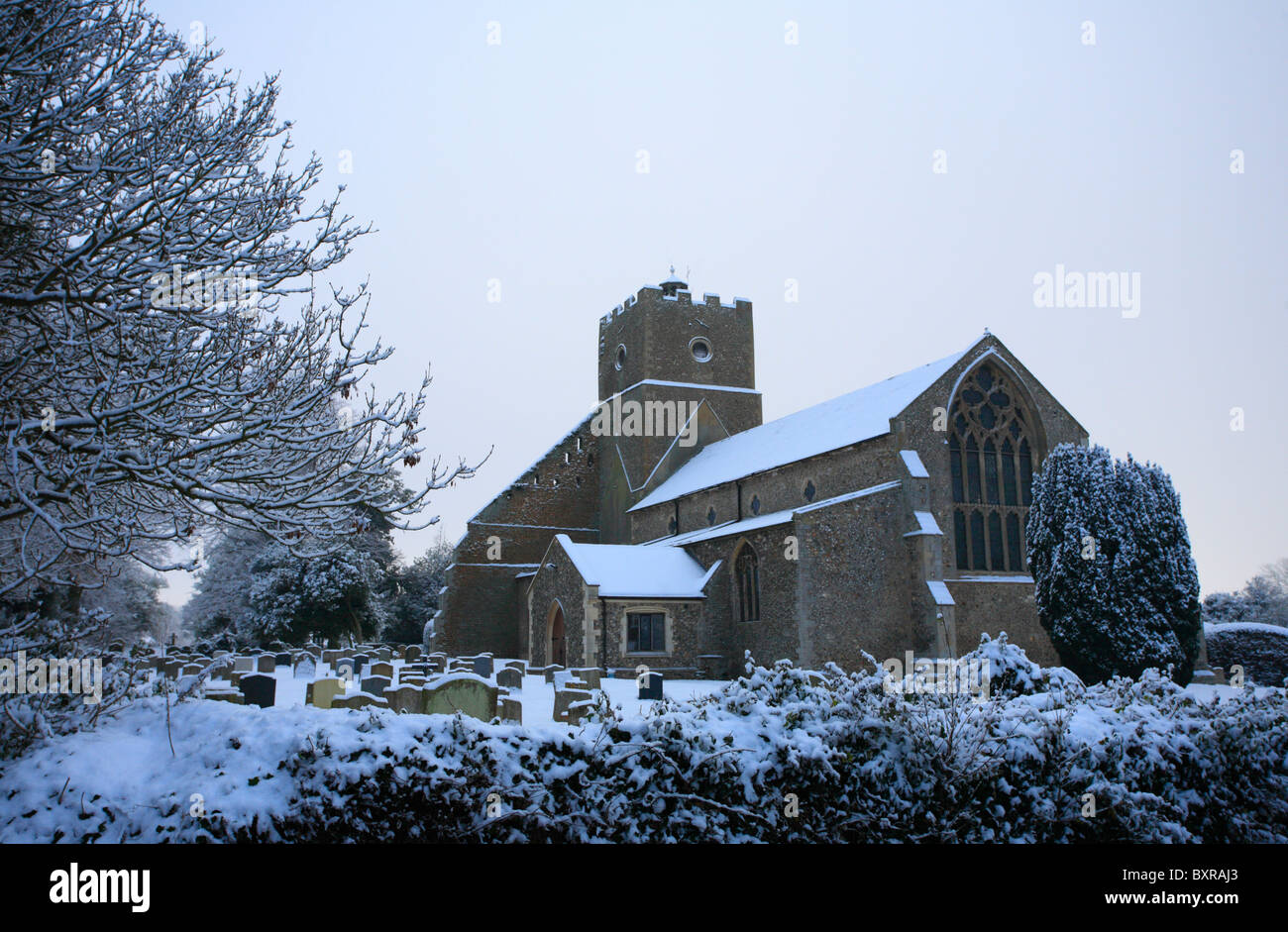 L'église de la Vierge Marie dans le village de Heacham dans la neige. Banque D'Images
