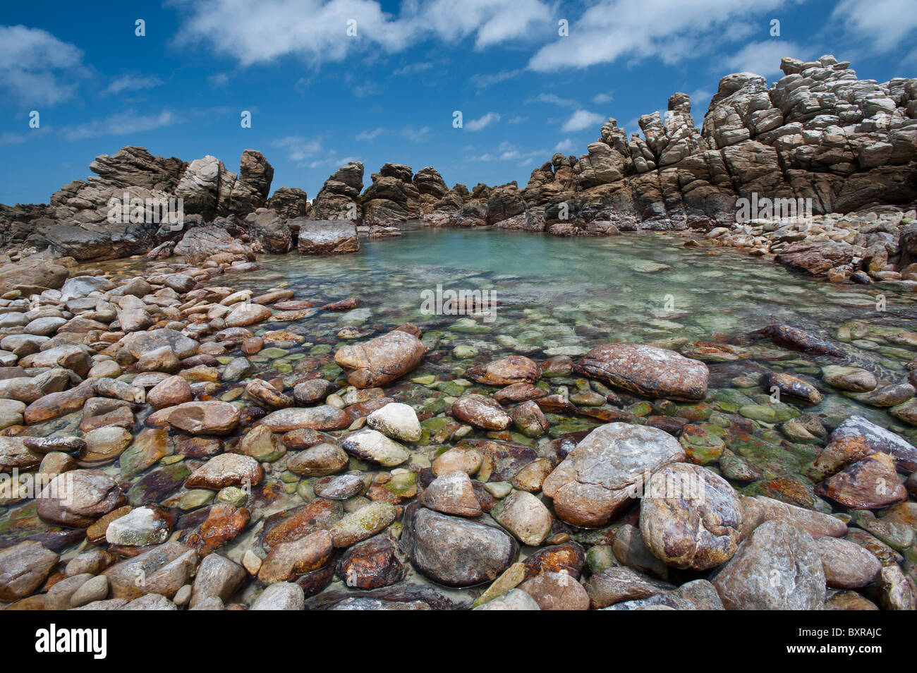 Des rochers et des cailloux le long de la côte, au Cap des aiguilles le point le plus sud de l'Afrique. L'Afrique du Sud, d'Overberg Banque D'Images