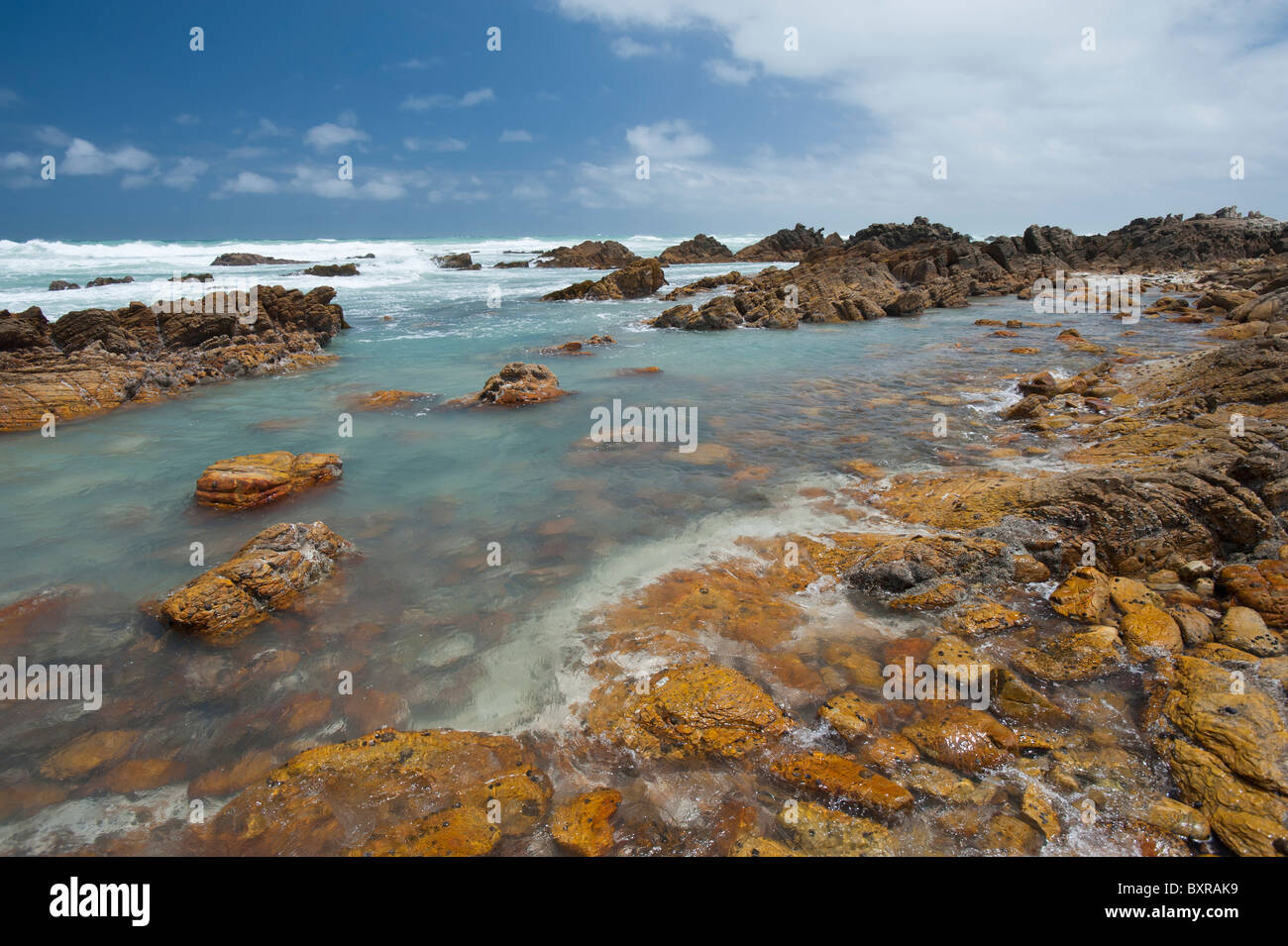 Le littoral accidenté et sombre au Cap des aiguilles le point le plus au sud de l'Afrique. L'Afrique du Sud, d'Overberg Banque D'Images