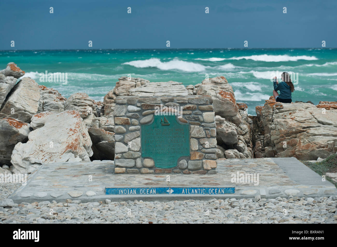 Le Monument à cap Agulhas qui marque la ligne de démarcation entre les océans Atlantique et Indien. L'Afrique du Sud, d'Overberg Banque D'Images