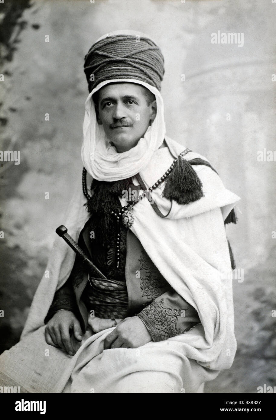 Homme habillé en costume traditionnel arabe ou arabe avec Turban, Alger,  Algérie (c1900) du Cabinet Studio Photo Photo Stock - Alamy
