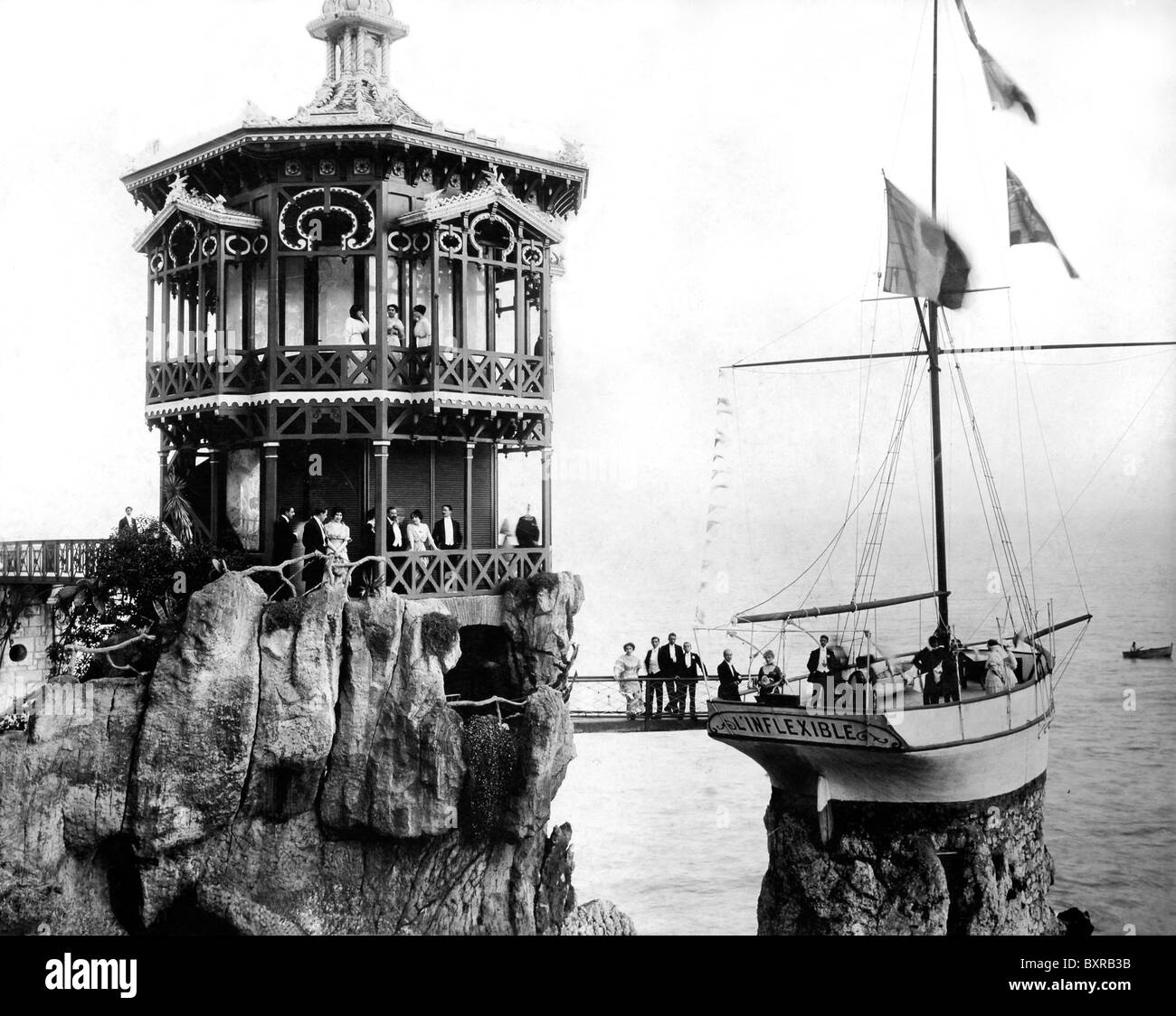 Kiosque Belle Epoque (aujourd'hui démoli) rattaché au Restaurant de la Réserve sur le front de mer ou le front de mer, Nice, Côte d'Azur, France (c1900) Banque D'Images