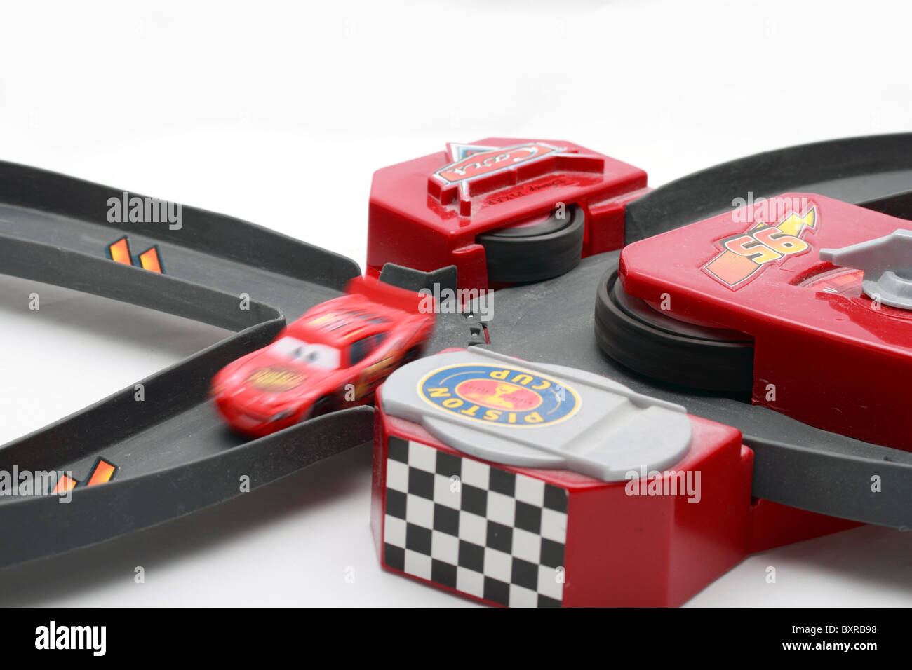 Lightning Mcqueen et alimenté par batterie de voiture de course jouet circuit basé sur le film de Pixar Walt Disney du même nom Banque D'Images
