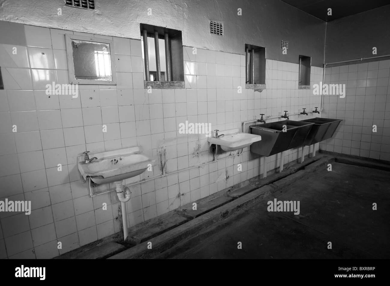 Bloc Sanitaire et salle d'eau dans l'aile des prisonniers politiques, Robben Island prison à sécurité maximum, Le Cap, Afrique du Sud Banque D'Images