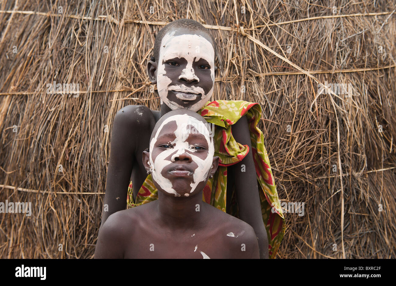 Les Nyangatom (Bumi) deux garçons avec leur visage peint, vallée de la rivière Omo, en Ethiopie du sud Banque D'Images
