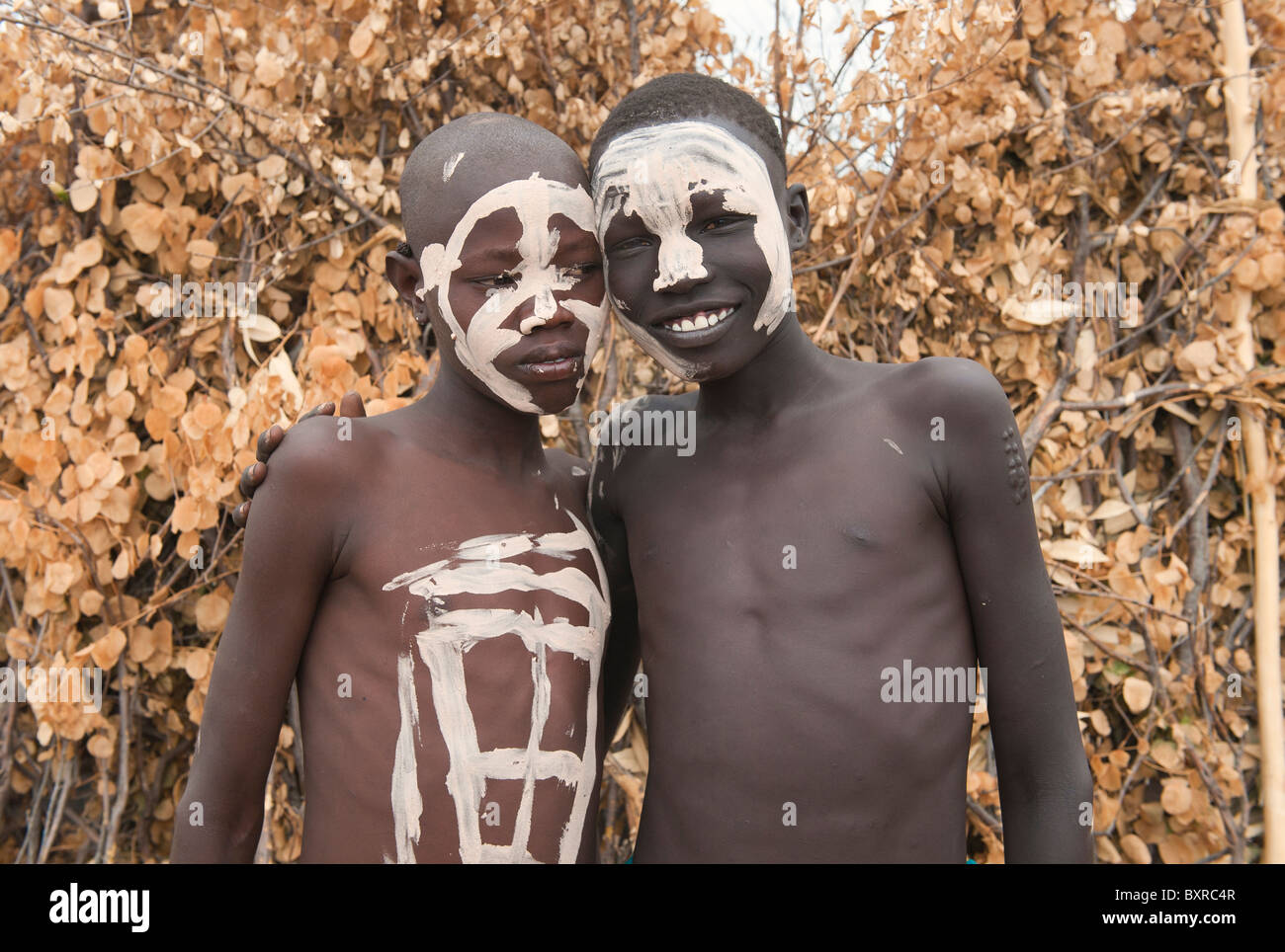 Les Nyangatom (Bumi) deux garçons avec leur visage peint, vallée de la rivière Omo, en Ethiopie du sud Banque D'Images
