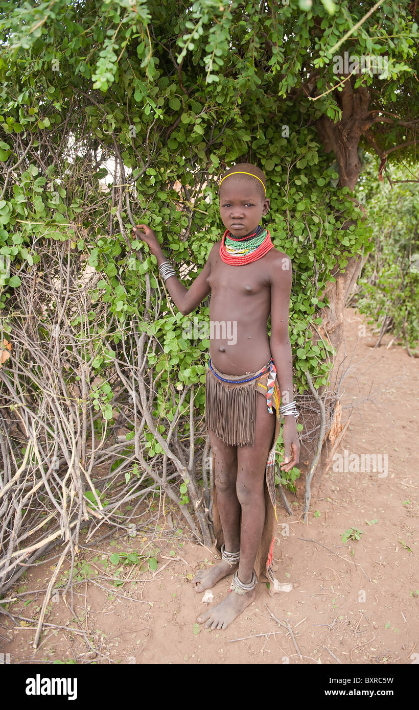 Les Nyangatom (Bumi), fille de la vallée de la rivière Omo, en Ethiopie du sud Banque D'Images