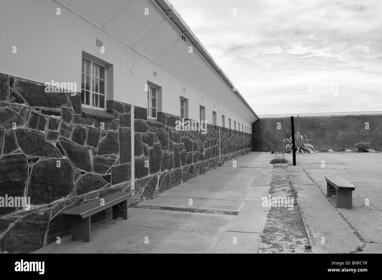 Ancienne prison Wing et cellules où Nelson Mandela a eu lieu, vu de la Cour d'exercice à Robben Island, Cape Town Banque D'Images