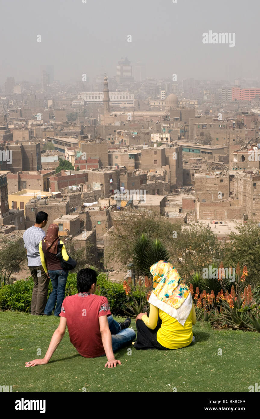 Deux couples de jeunes Égyptiens du Caire (Caire) s'entendre sur une colline donnant sur le vieux Caire. Banque D'Images