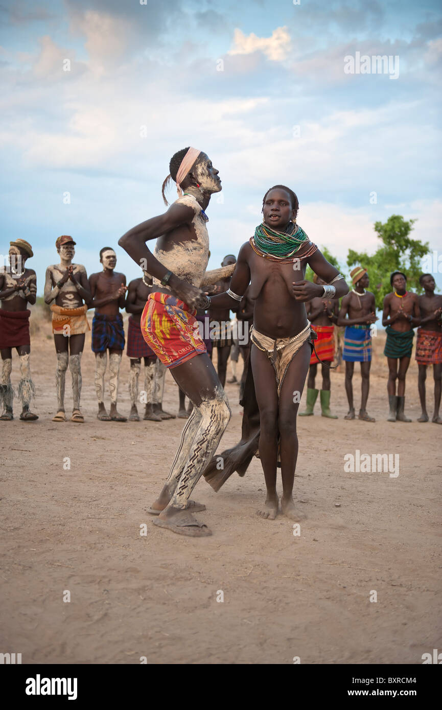 Les Nyangatom (Bumi) Cérémonie de danse, danse l'homme et de la femme, de la vallée de la rivière Omo, en Ethiopie du sud Banque D'Images