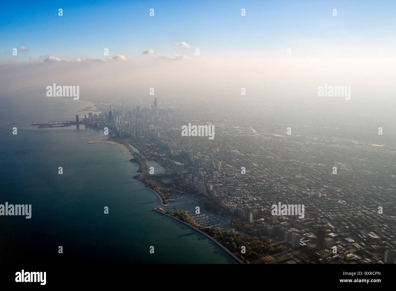 CHICAGO, ILLINOIS : photo aérienne de l'horizon de Chicago et le lac Michigan vu à travers un brouillard de pollution de l'air. Banque D'Images