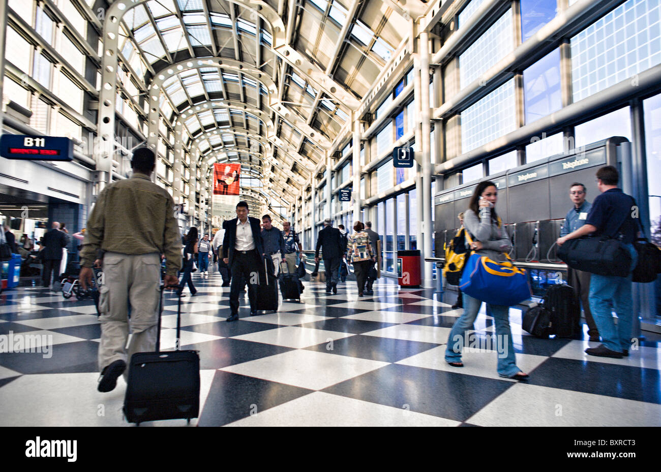 CHICAGO, ILLINOIS : Chicago O'Hare International Airport terminal avec le déplacement d'affaires l'exercice et en tirant avec une assurance de se dépêcher Banque D'Images