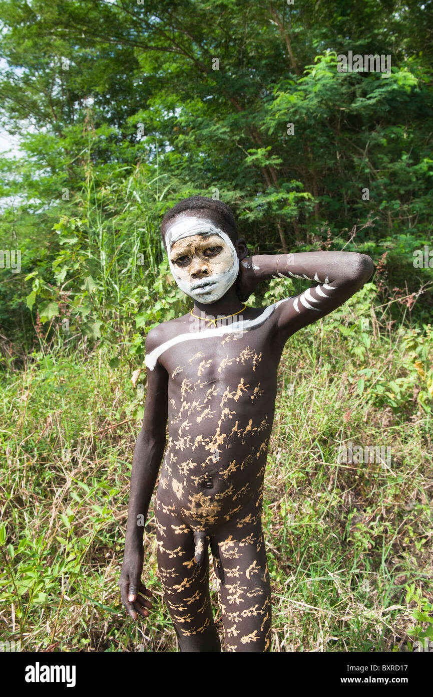 Surma garçon avec peintures corporelles, Kibish, vallée de la rivière Omo, en Ethiopie du sud Banque D'Images
