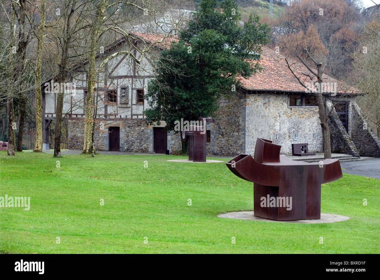 Sculptures dans un jardin. Banque D'Images